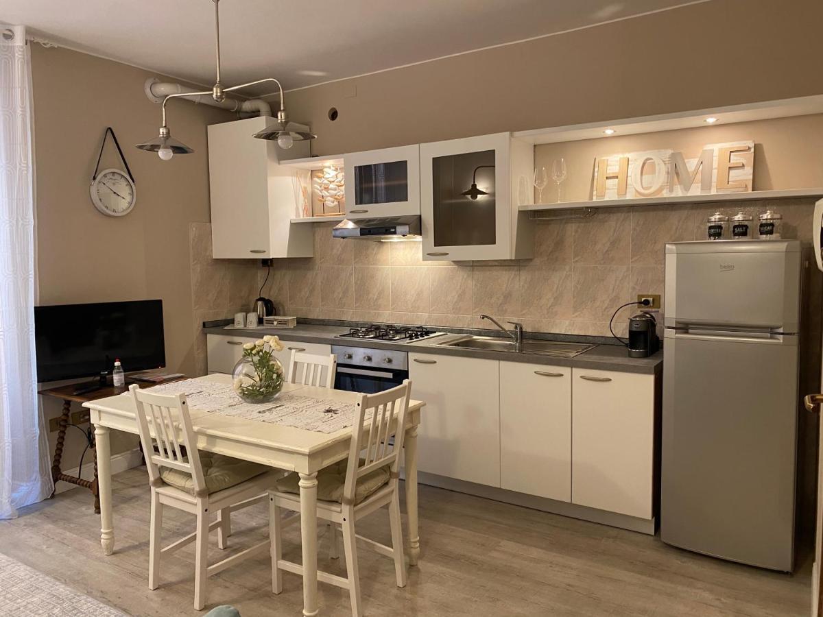 Appartement Violetta Maison, Elegante E Romantica A Salo' Extérieur photo