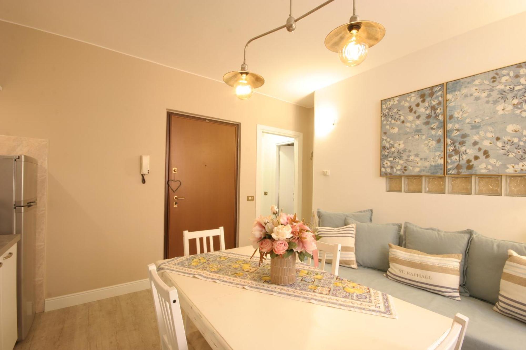Appartement Violetta Maison, Elegante E Romantica A Salo' Extérieur photo