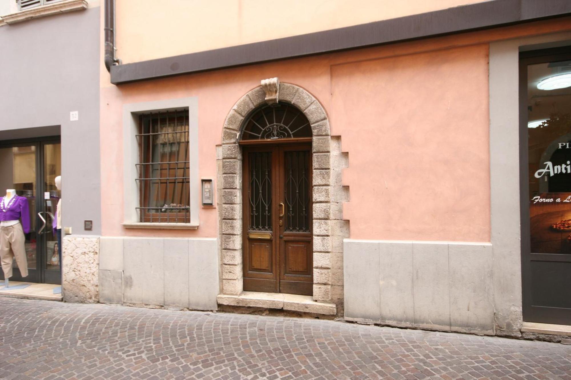 Appartement Violetta Maison, Elegante E Romantica A Salo' Extérieur photo